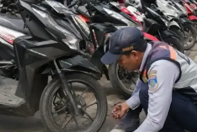 Petugas Gabungan Tindak Ratusan Motor Parkir Liar di Kembangan