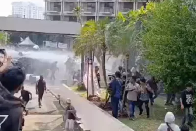 Aparat Gabungan Berhasil Masuki Hotel Sultan Setelah Massa Dipukul Mundur