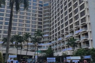 KSPSI Perintahkan Pencabutan Ratusan Bendera di Hotel Sultan