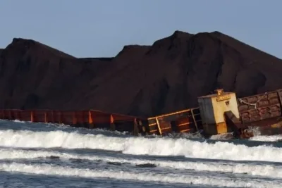 Tongkang Batu Bara 80.000 Ton Didamparkan di Pantai Sukaresik Pangandaran