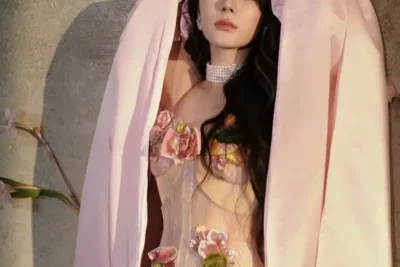 Gaun Kustom MAQUINN Dilraba Dilmurat Curi Perhatian di Fan Meeting Beijing